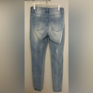 KanCan Light Wash Skinny Jeans. Size: 1/24